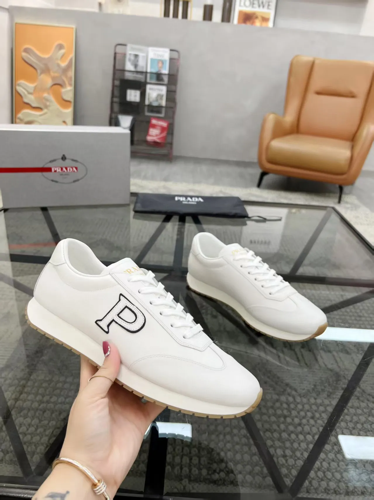 Factory price: 400💰Prada new men's leather sports shoes, the highest version on the market, any comparison is welcome🆚! The original leather has excellent texture and is super high-end! Fetal sheep net lining imported from Italy, removable pad! Luxurious materials and fine workmanship, highly recommended! Code number: 38-44, customized 45